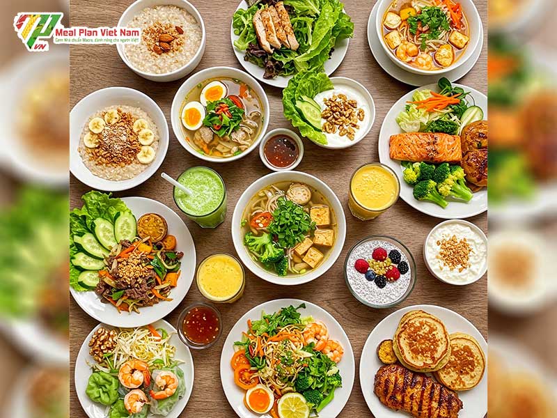 Thực đơn giảm cân ngon gồm các món cháo yến mạch, bún chả, phở gà không mì,gỏi cuốn tôm, thịt bò xào